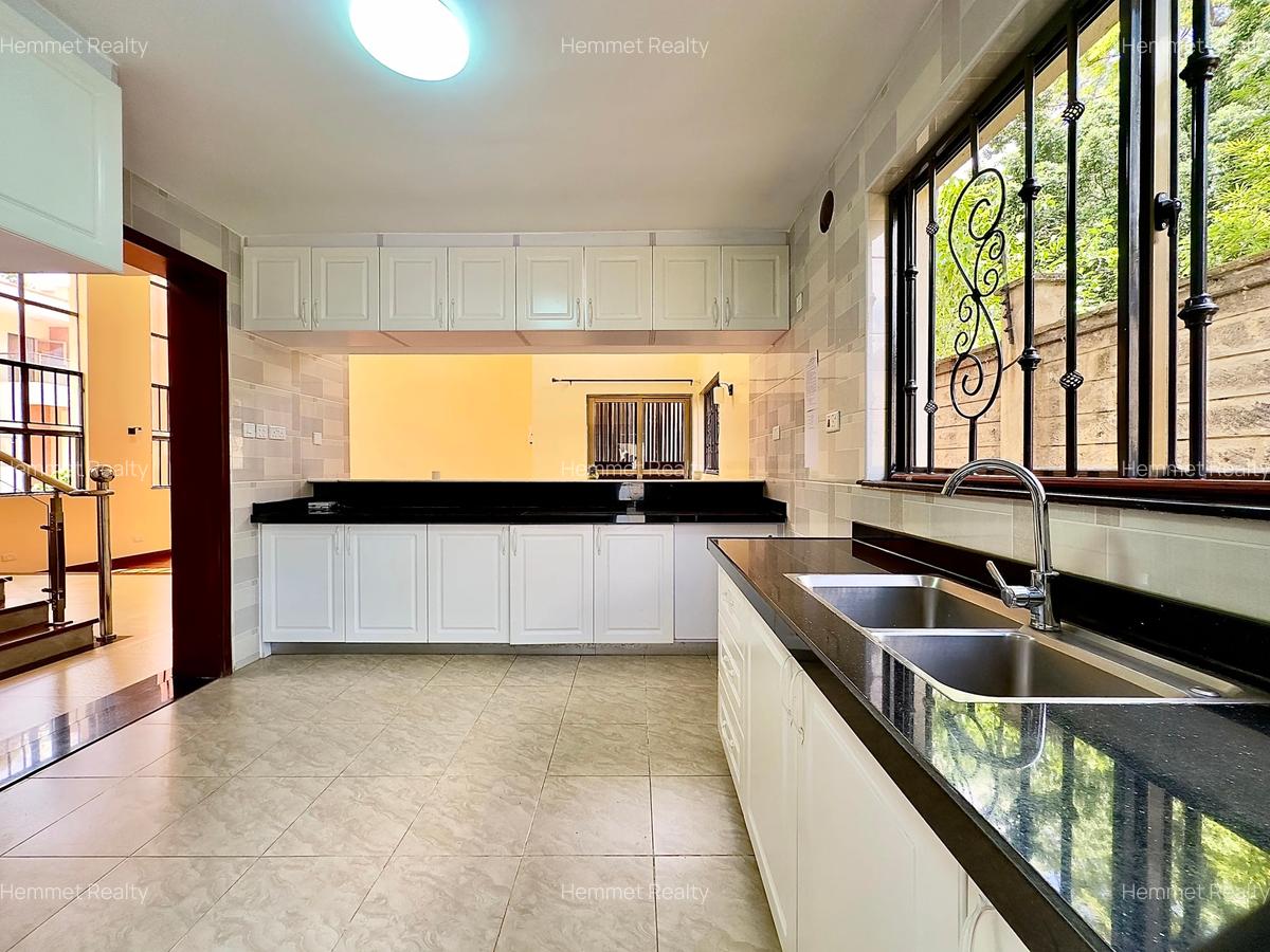 5 Bed Townhouse with En Suite in Lavington - 4