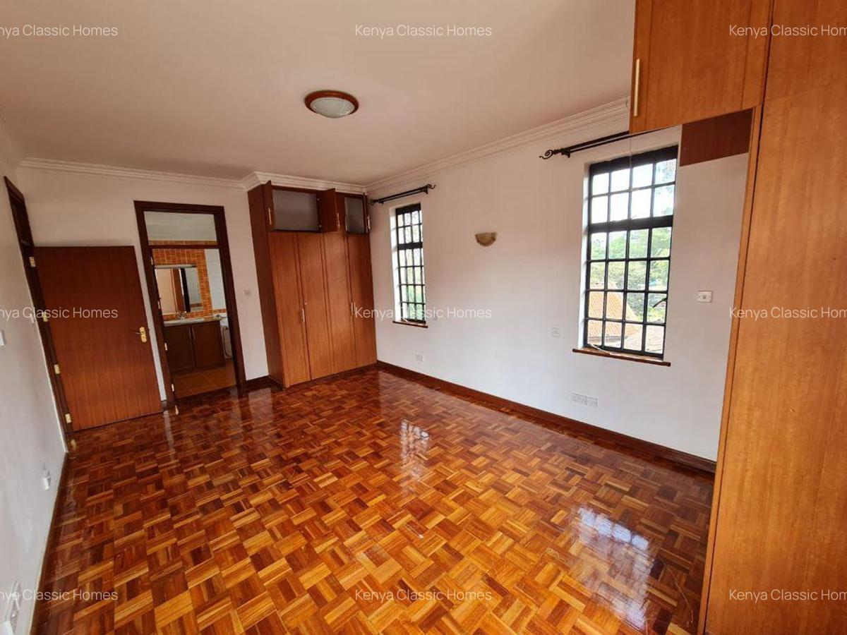 4 Bed Townhouse with En Suite at Lavington - 3