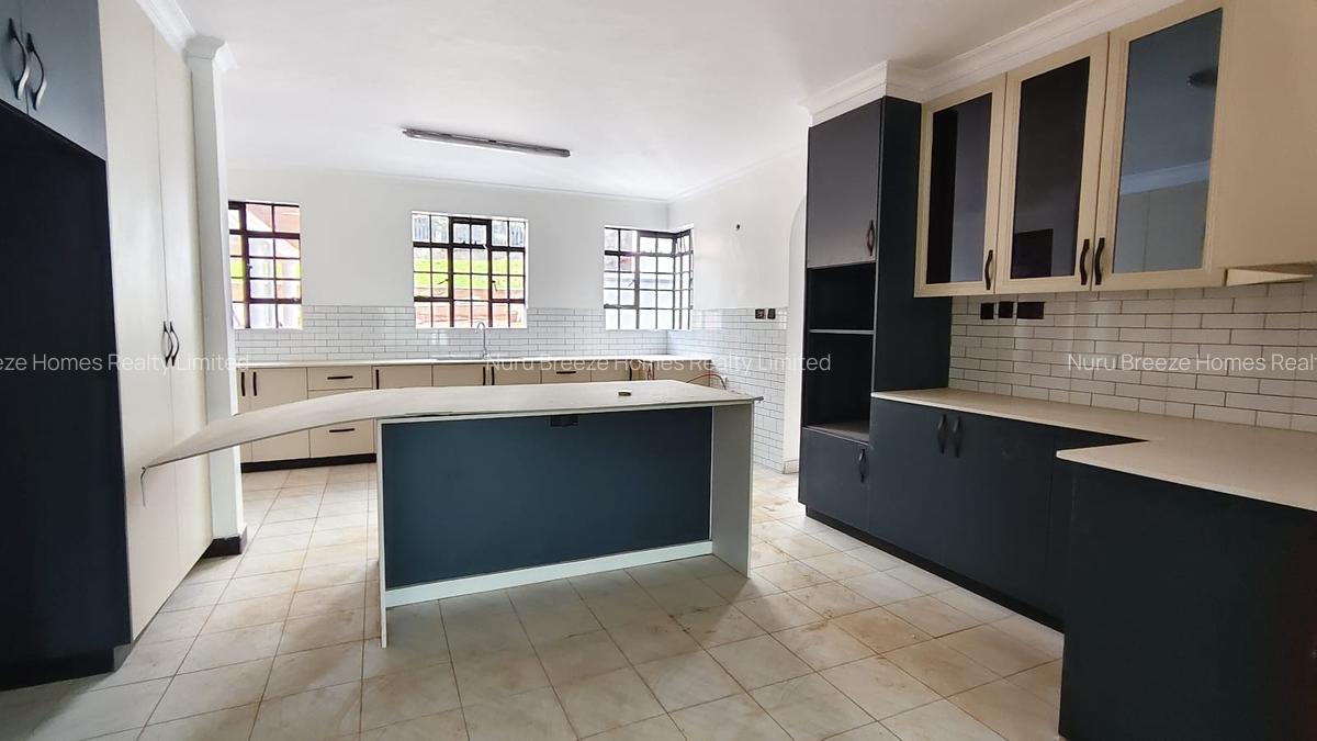 5 Bed House with En Suite in Ridgeways - 3