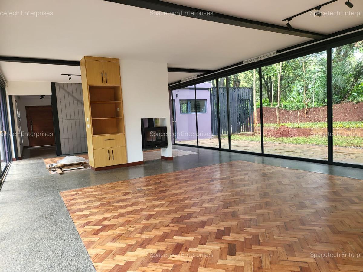 4 Bed Townhouse with En Suite in Lake View - 16