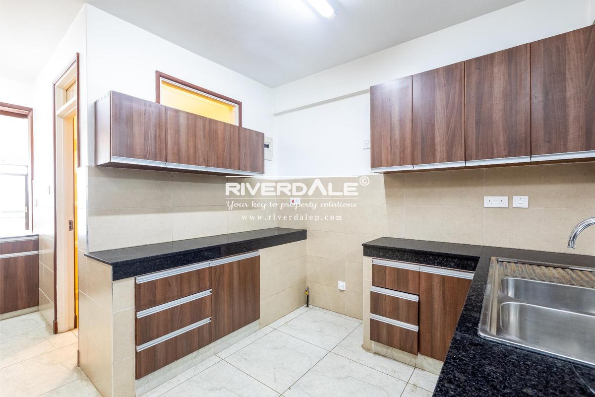 4 Bed Apartment with En Suite in Parklands - 2