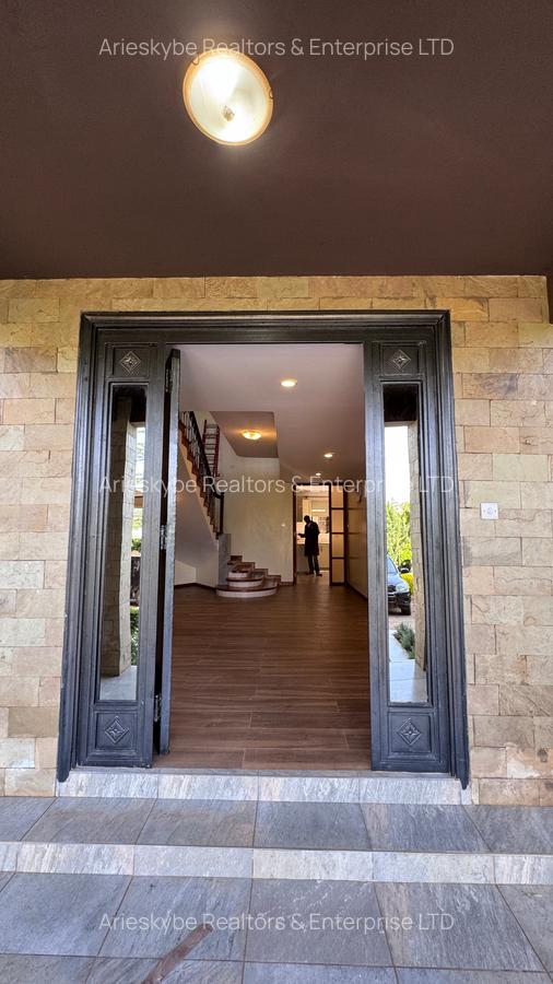 5 Bed Villa with En Suite in Runda - 3