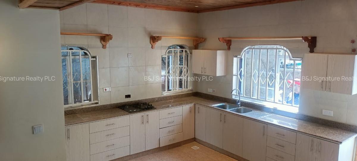 4 Bed Villa with En Suite in Spring Valley - 13