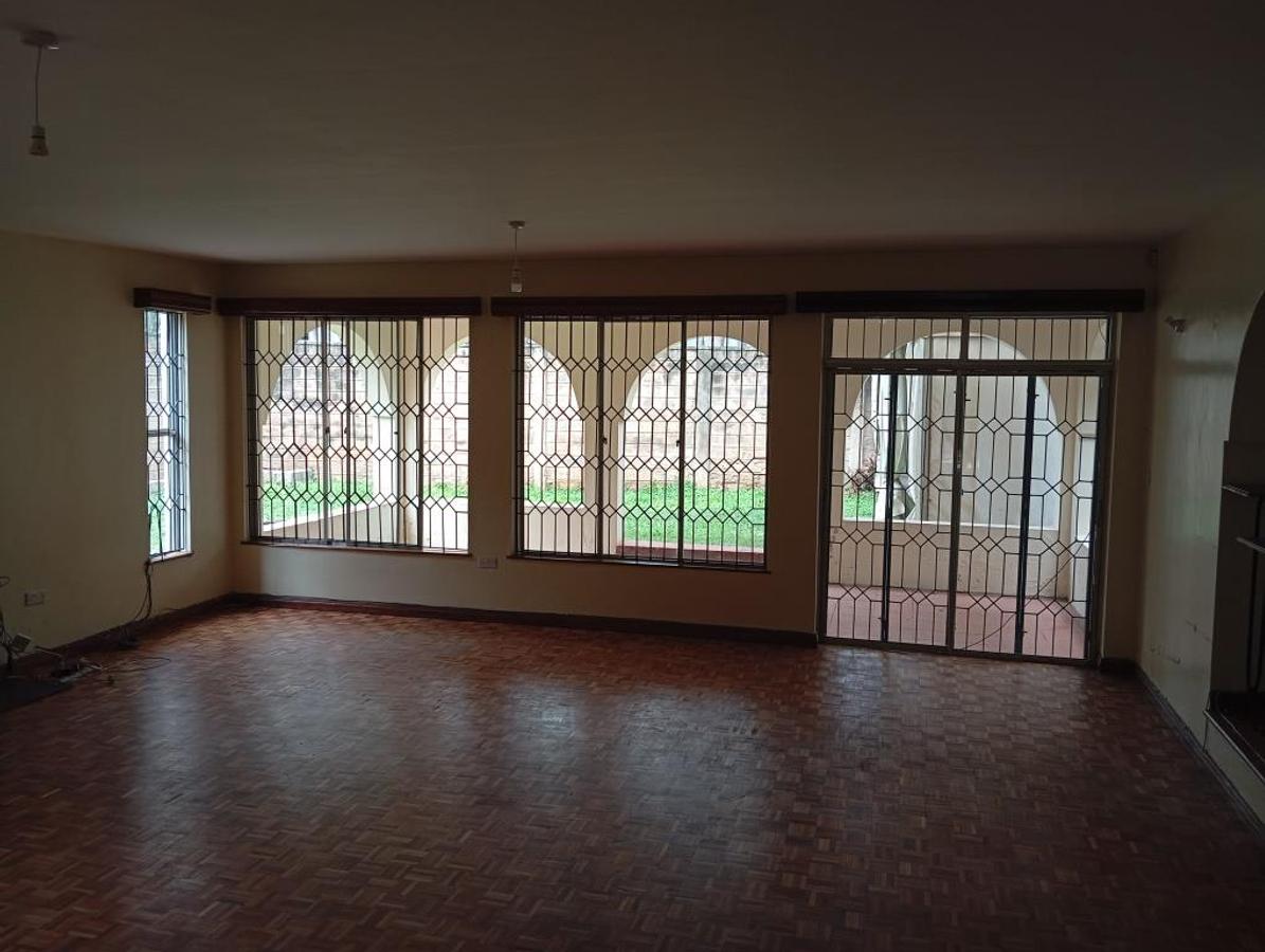 5 Bed House with En Suite at Lavington - 2