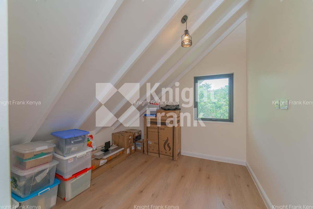 5 Bed Townhouse with En Suite in Redhill - 17