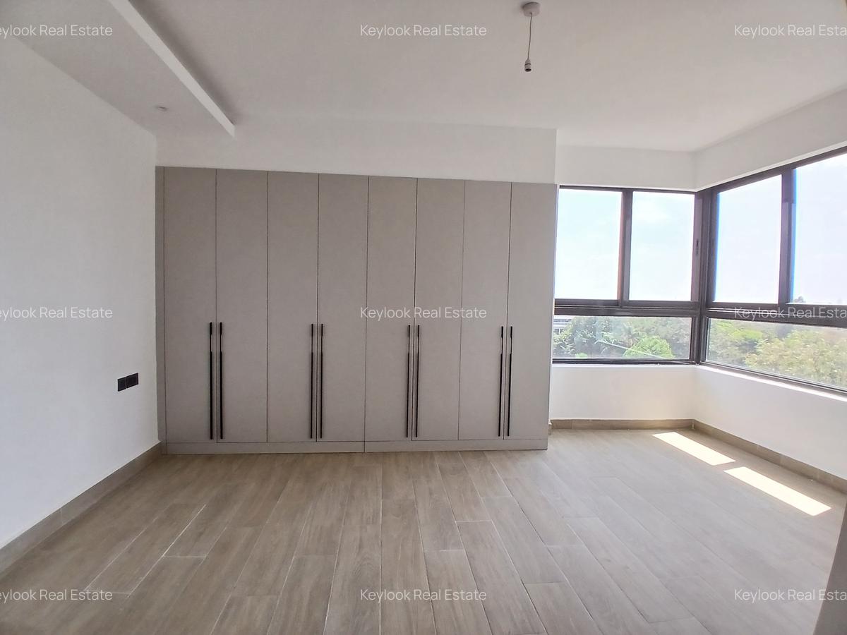 3 Bed Apartment with En Suite at Riverside Gardens - 4