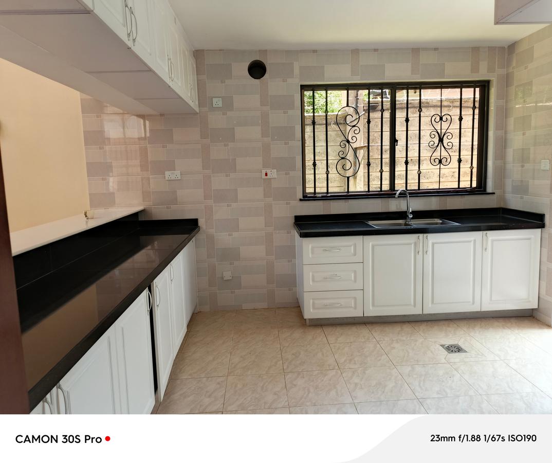 5 Bed Townhouse with En Suite at Lavington - 7
