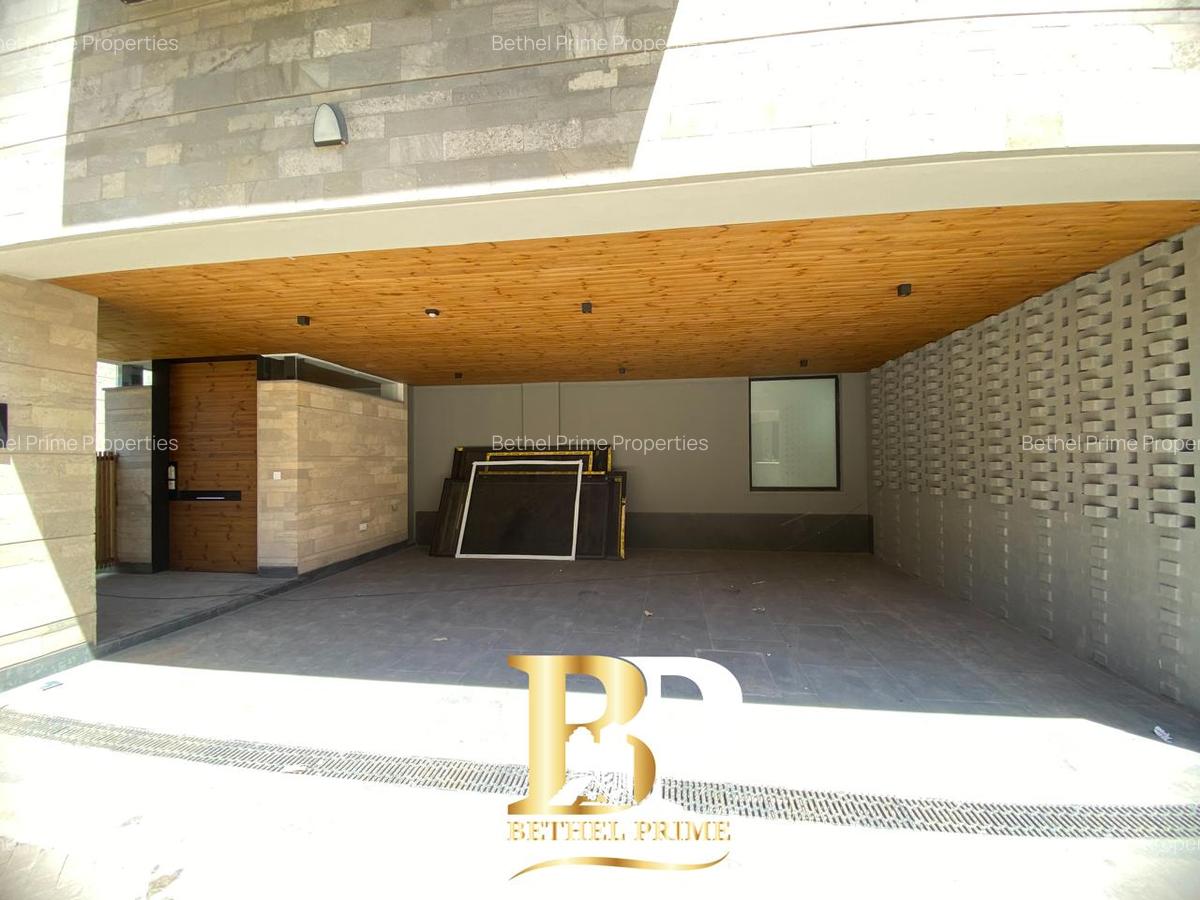 5 Bed Townhouse with En Suite in Brookside - 3