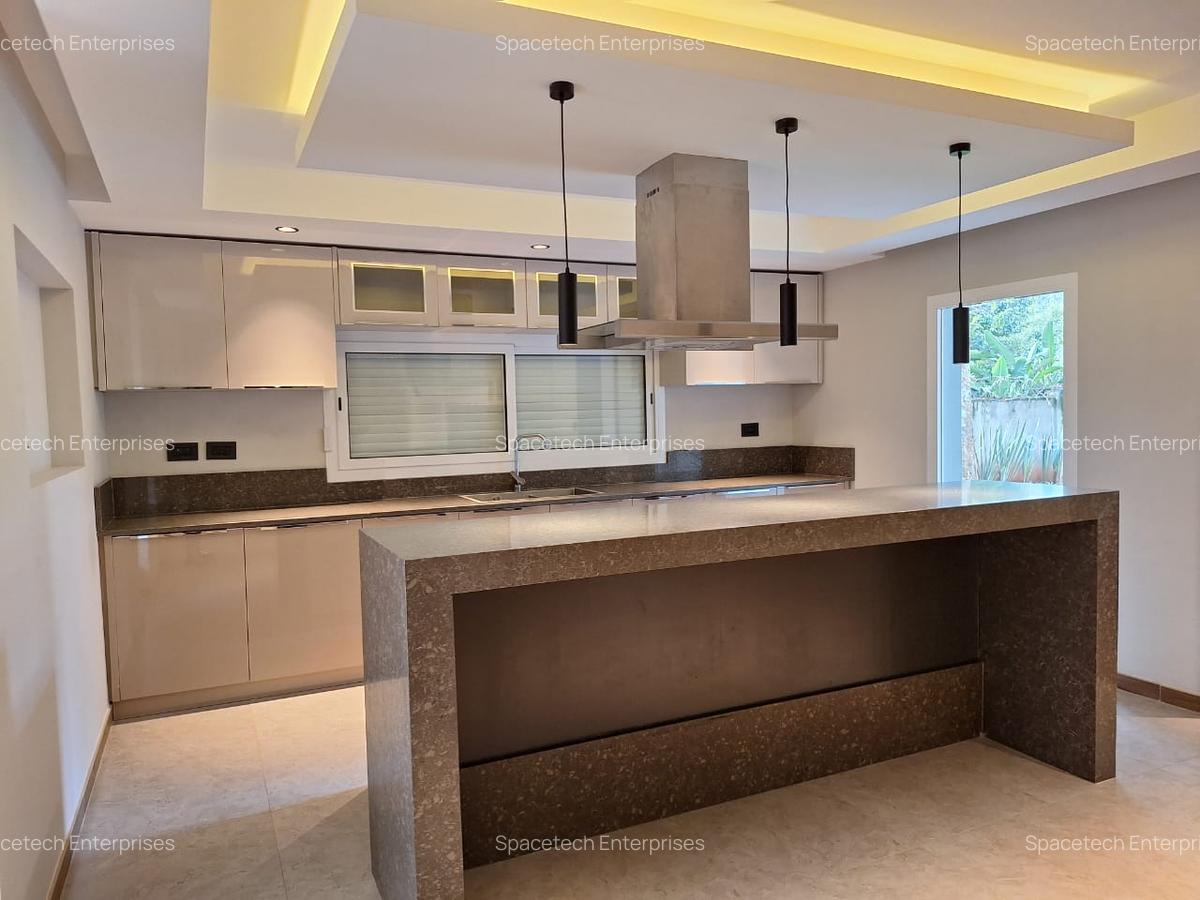 5 Bed House with En Suite in Runda - 11