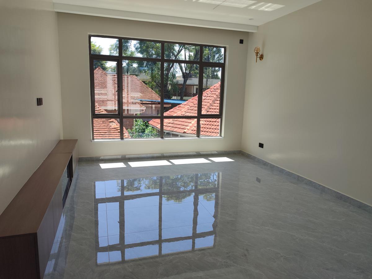 6 Bed Townhouse with En Suite at Lavington - 7