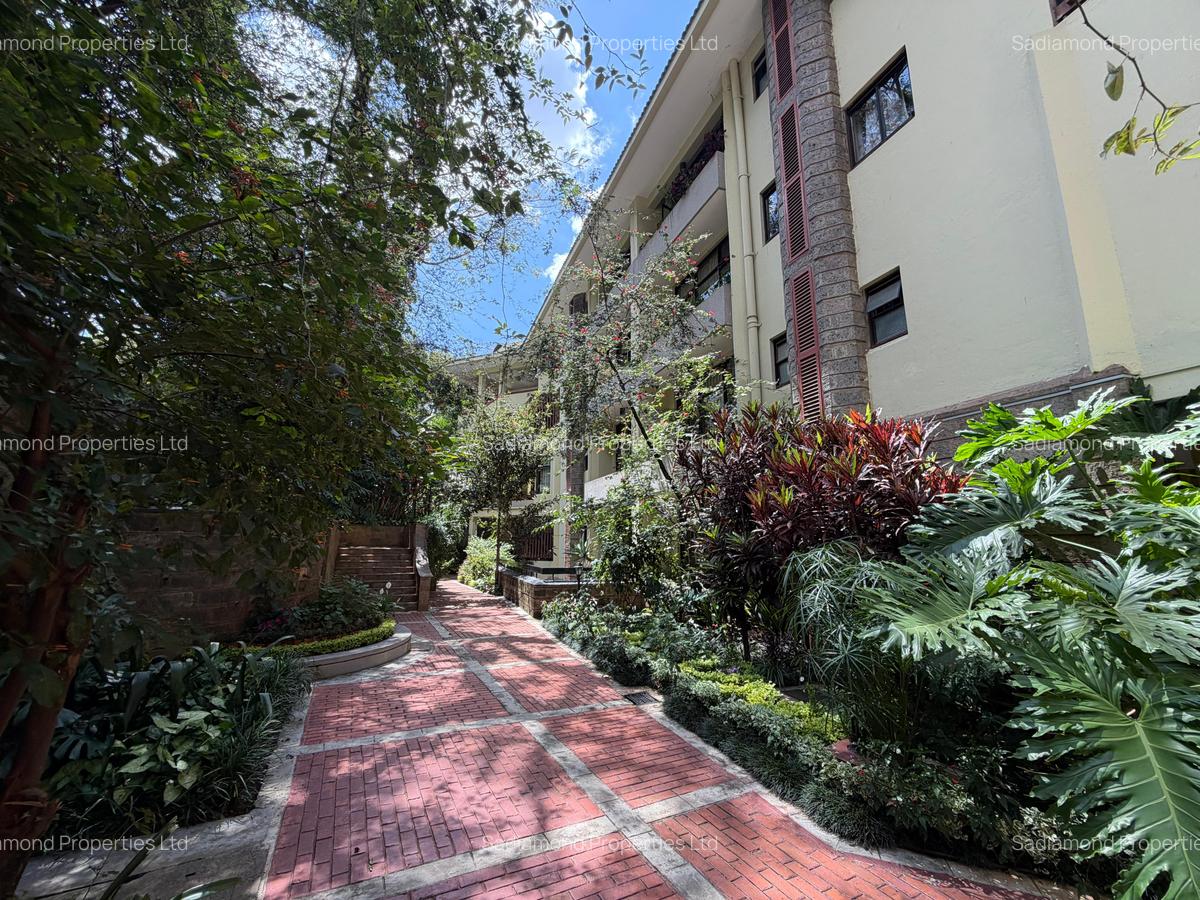 4 Bed House with En Suite in Riverside - 11