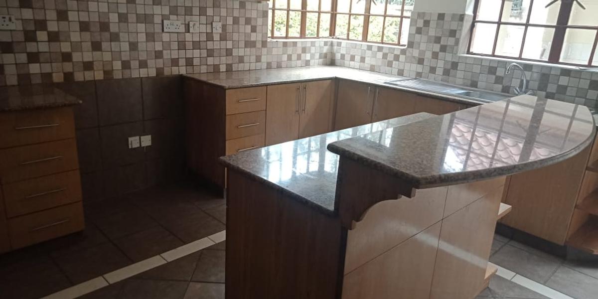 5 Bed Townhouse with En Suite at Lavington - 16