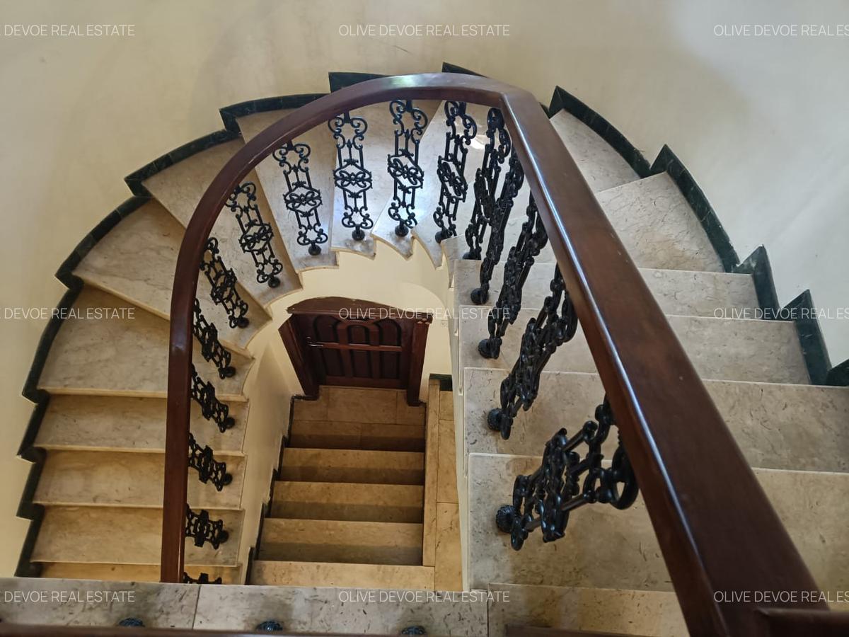 4 Bed House with En Suite in Hill View - 9