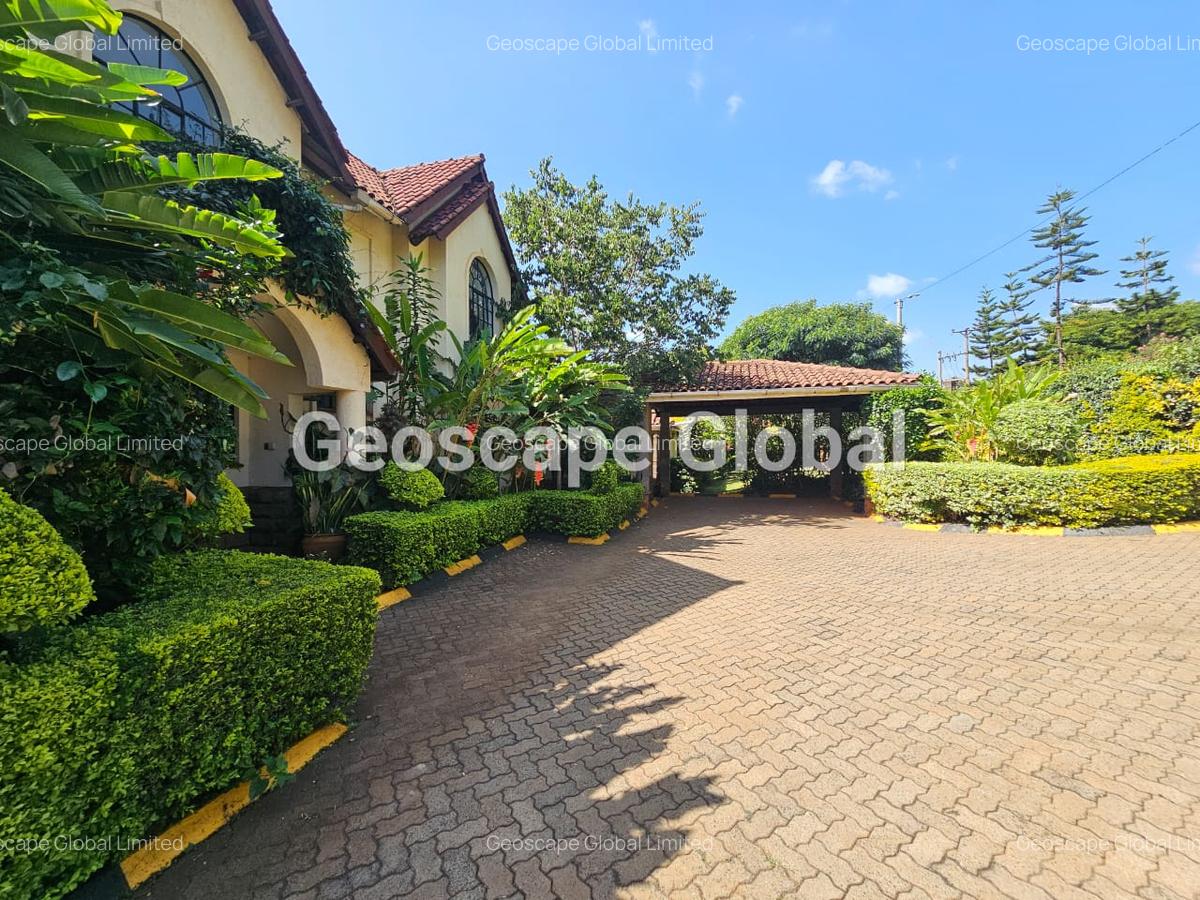 5 Bed House with En Suite in Runda - 1