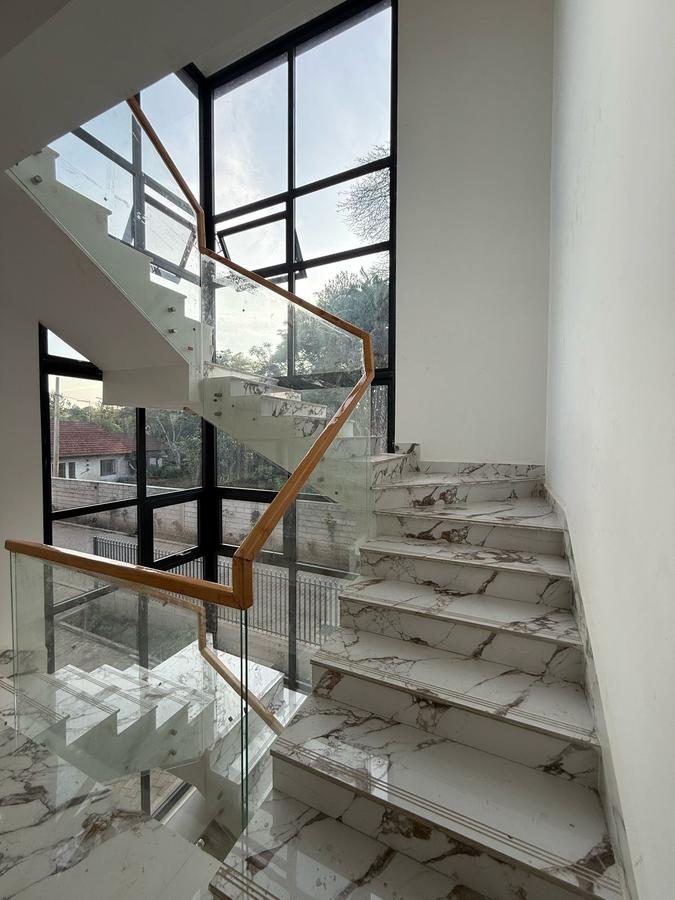 5 Bed Townhouse with En Suite in Lavington - 1