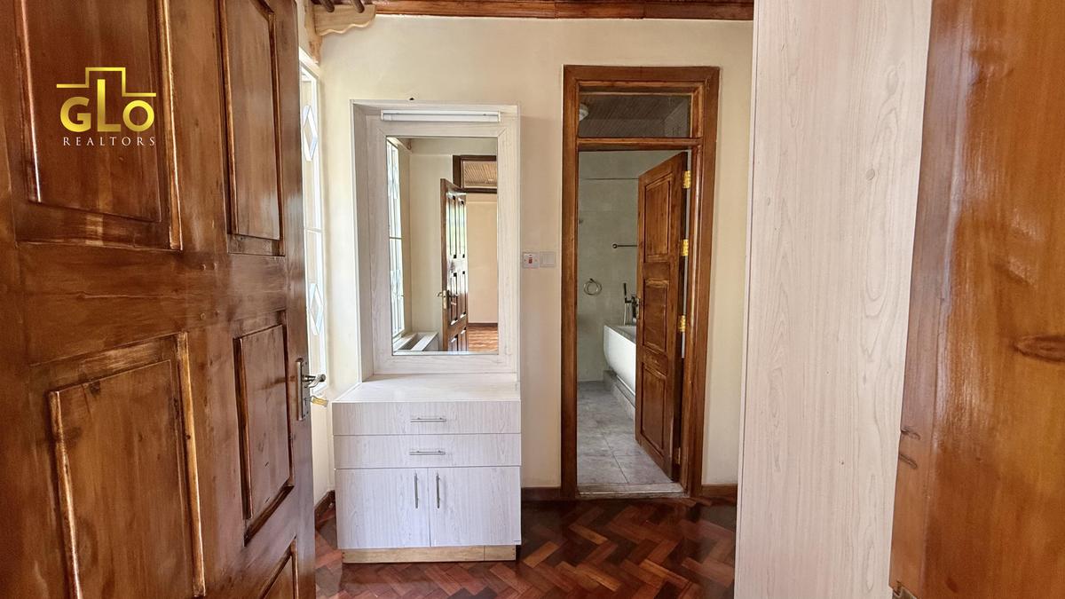 4 Bed Villa with En Suite in Spring Valley - 15