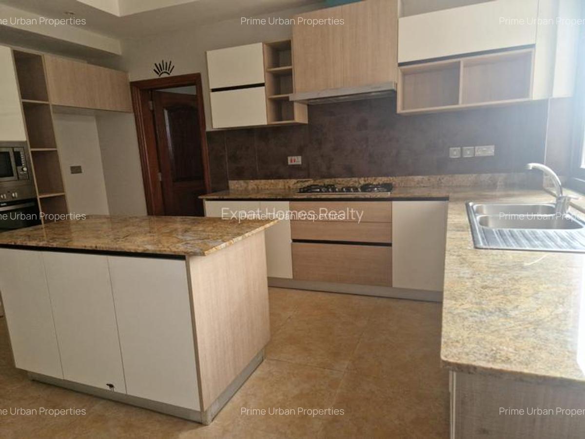 4 Bed Apartment with En Suite in Riverside - 11