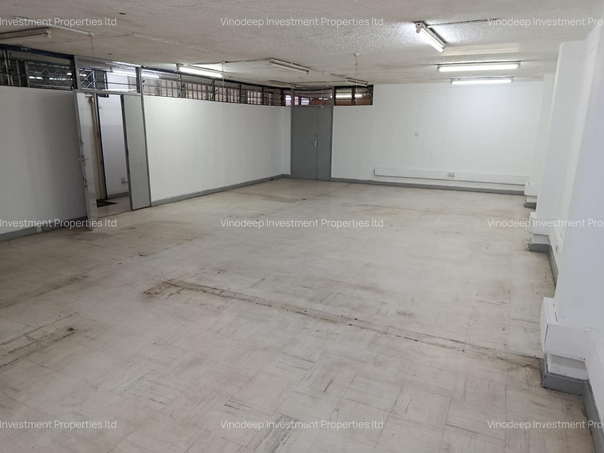 737 ft² Commercial Property with Service Charge Included at Baricho Road - 1