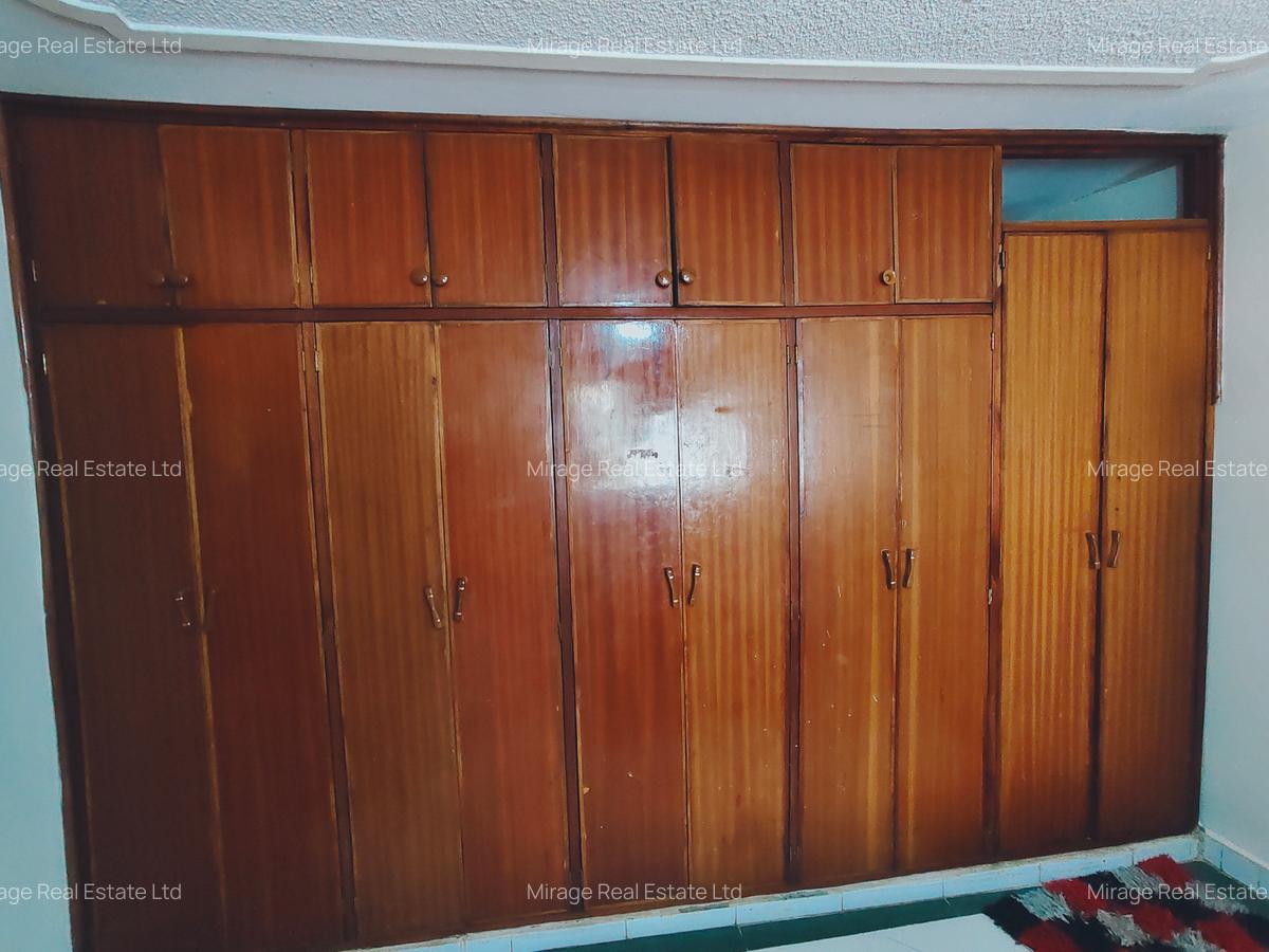 6 Bed House with En Suite in Lavington - 10