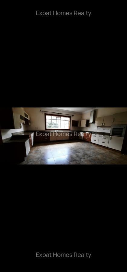4 Bed House with En Suite in Lavington - 11