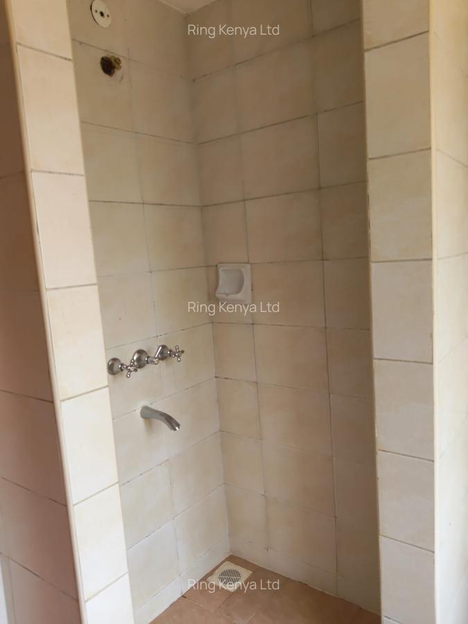 5 Bed House with En Suite in Lavington - 15