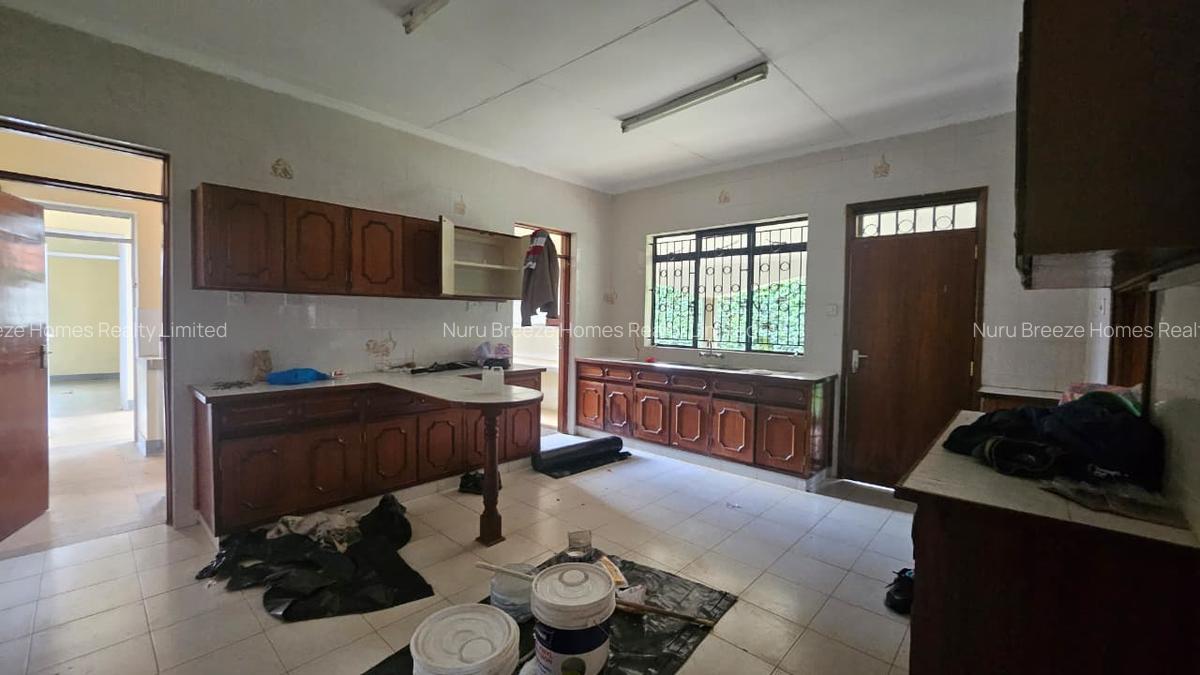 5 Bed House with En Suite in Runda - 13