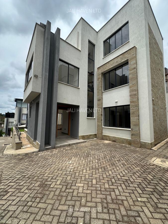 5 Bed Villa with En Suite in Lavington - 1