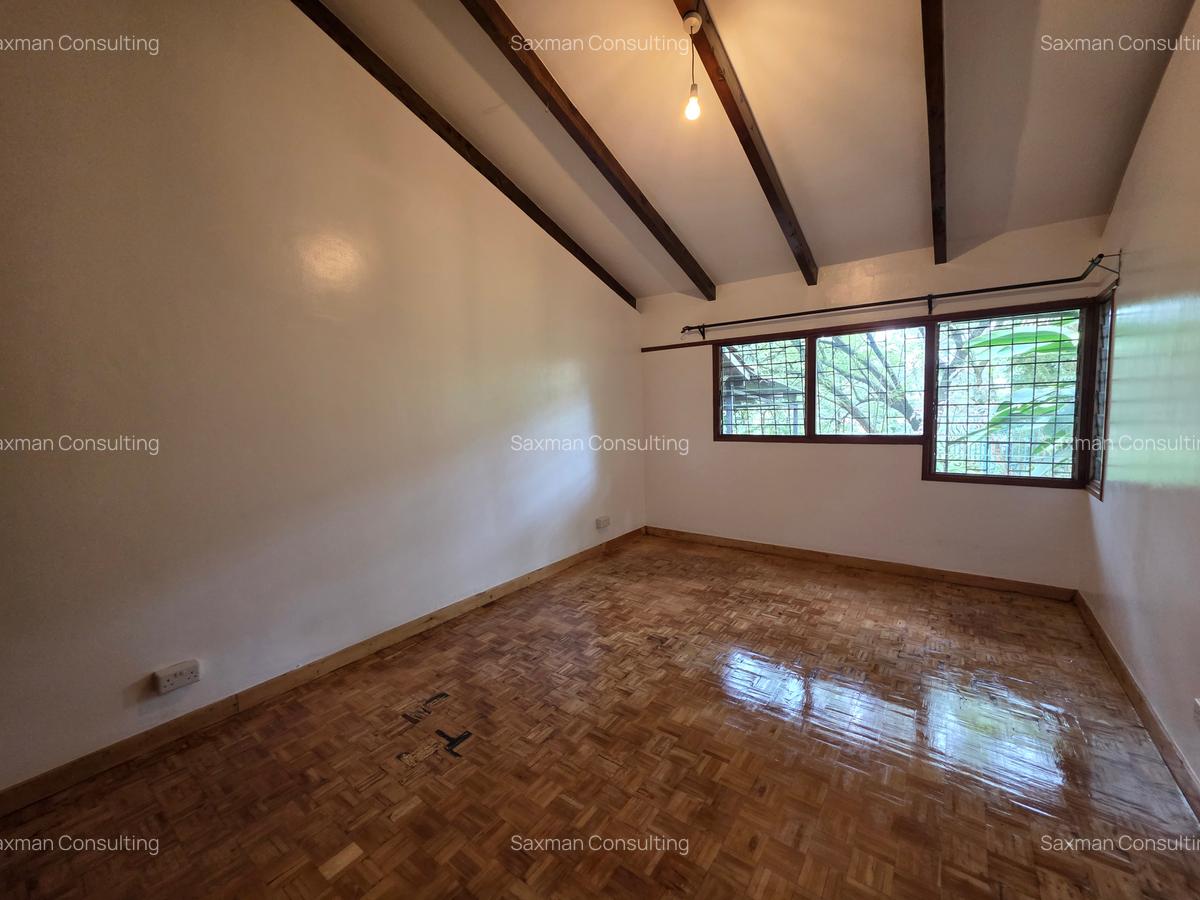 4 Bed House with Garden in Spring Valley - 16