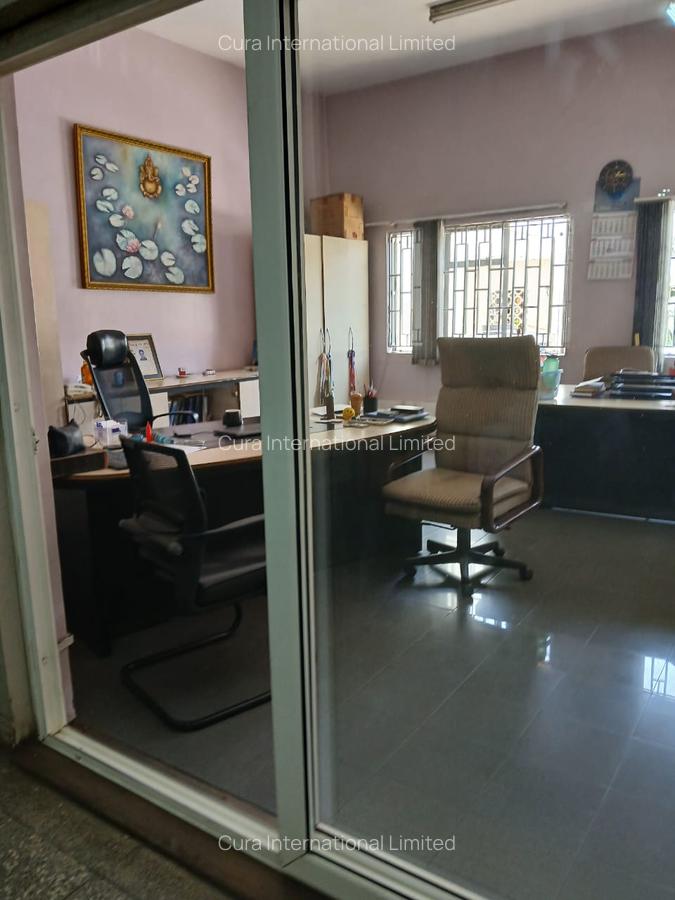 27,000 ft² Warehouse in Industrial Area - 1