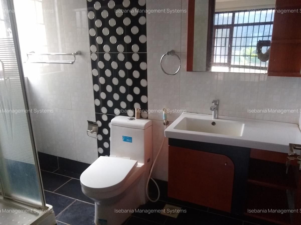 5 Bed House with En Suite at - 8