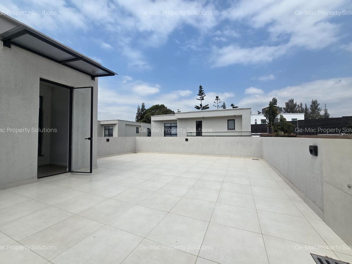 5 Bed House with En Suite in Lavington - 10