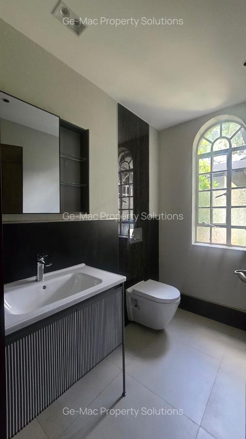 5 Bed House with En Suite in Runda - 11