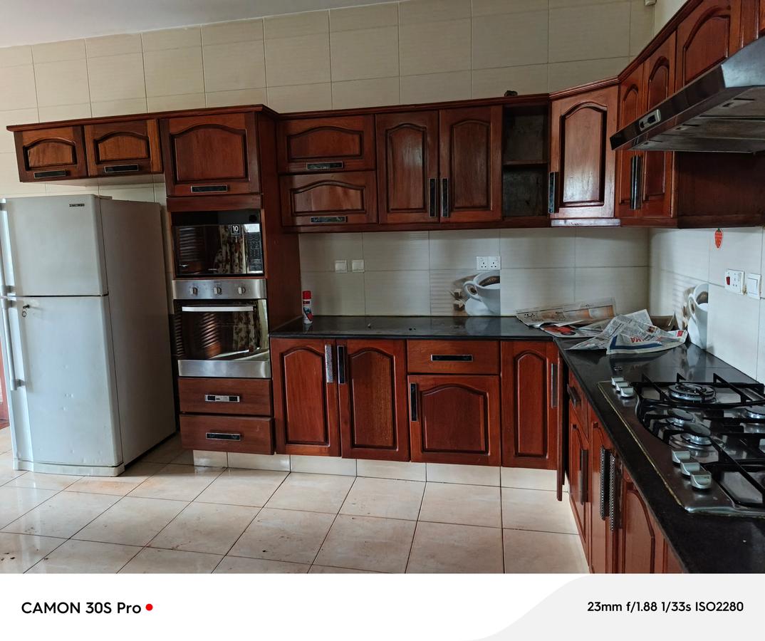 6 Bed Townhouse with En Suite at Lavington - 9