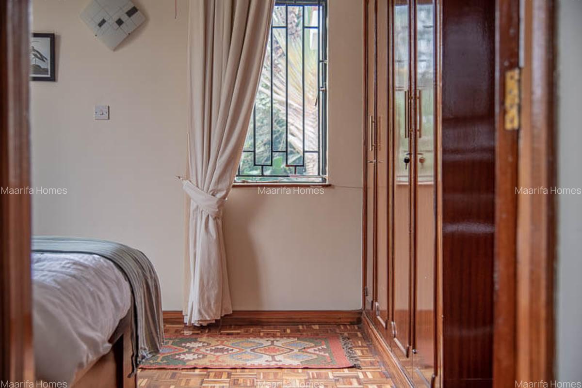 5 Bed House with En Suite in Runda - 17