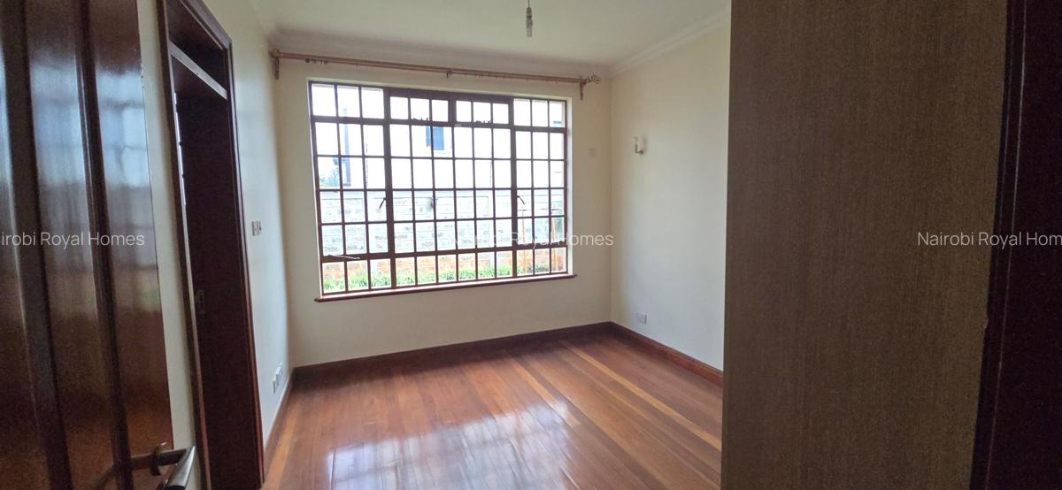 5 Bed Townhouse with En Suite at Lavington - 7