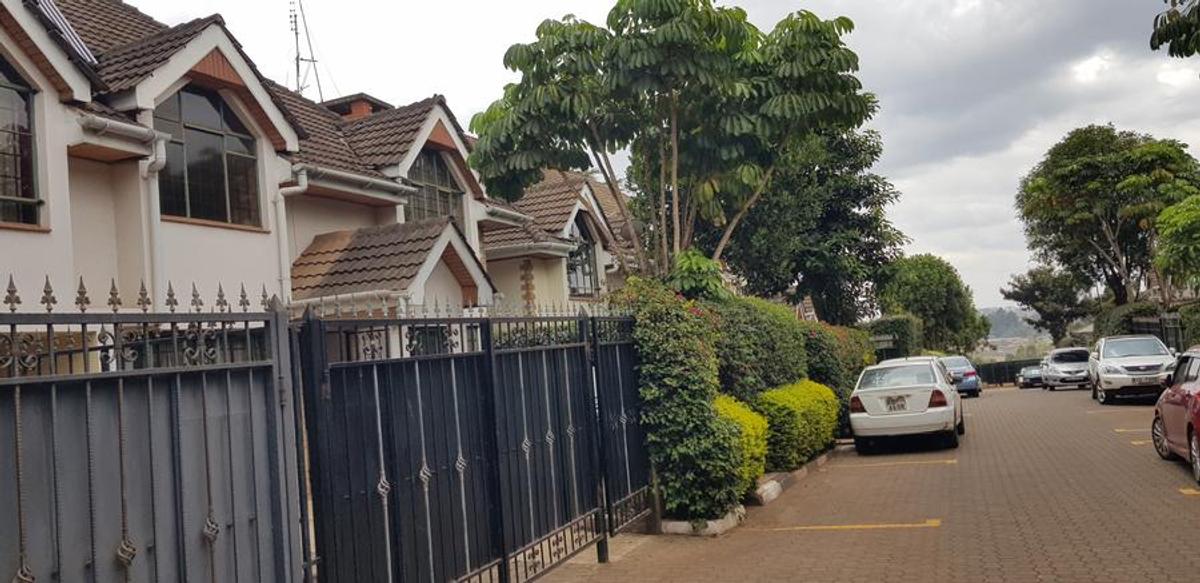 4 Bed Townhouse with En Suite at Lavington. - 9