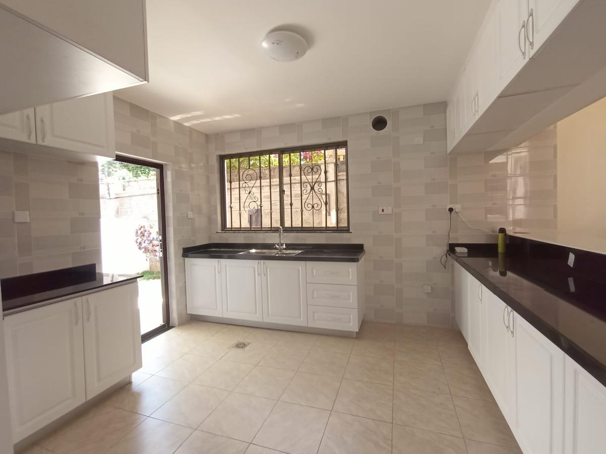 5 Bed House with En Suite in Lavington - 12