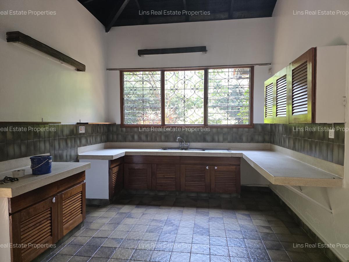 4 Bed House with En Suite in Lake View - 16