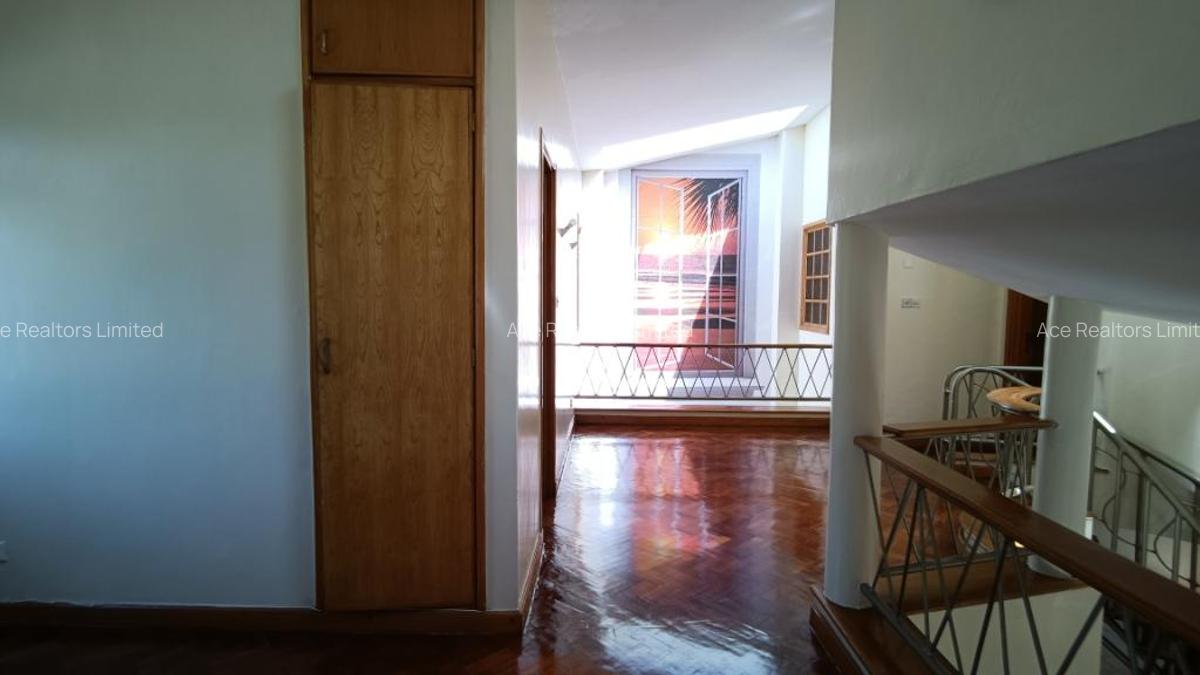 4 Bed Villa with En Suite at Dennis Pritt Road - 17