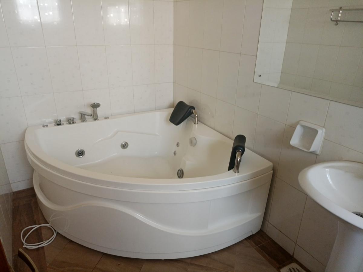 Serviced 3 Bed Apartment with En Suite at Dennis Pritt - 13