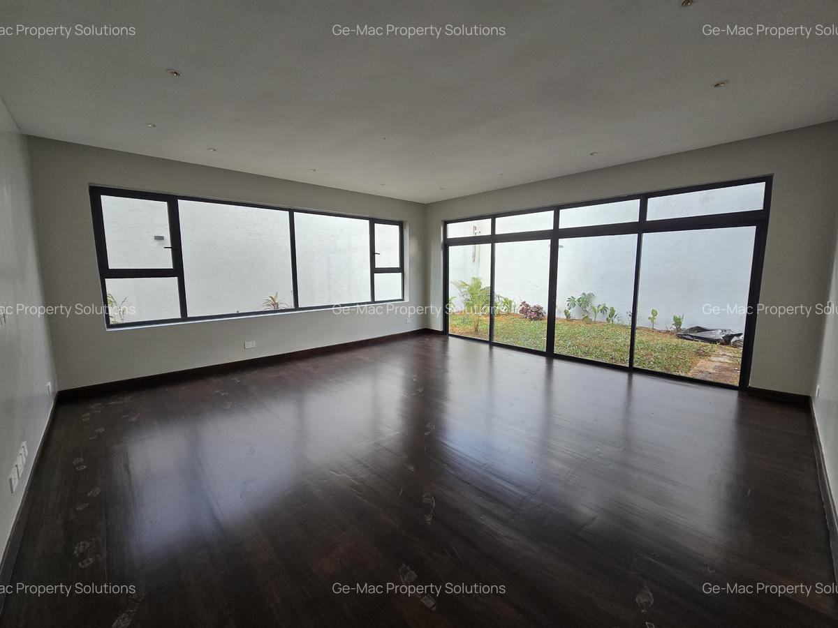 5 Bed House with En Suite in Lavington - 8