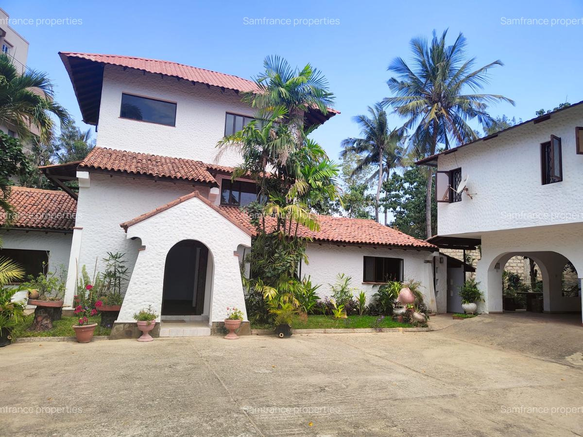 4 Bed Villa with En Suite at Links Road - 9