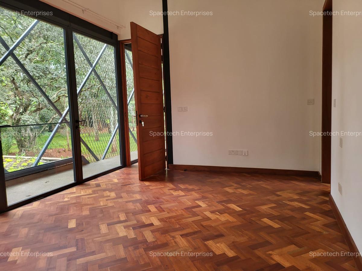4 Bed Townhouse with En Suite in Lake View - 10