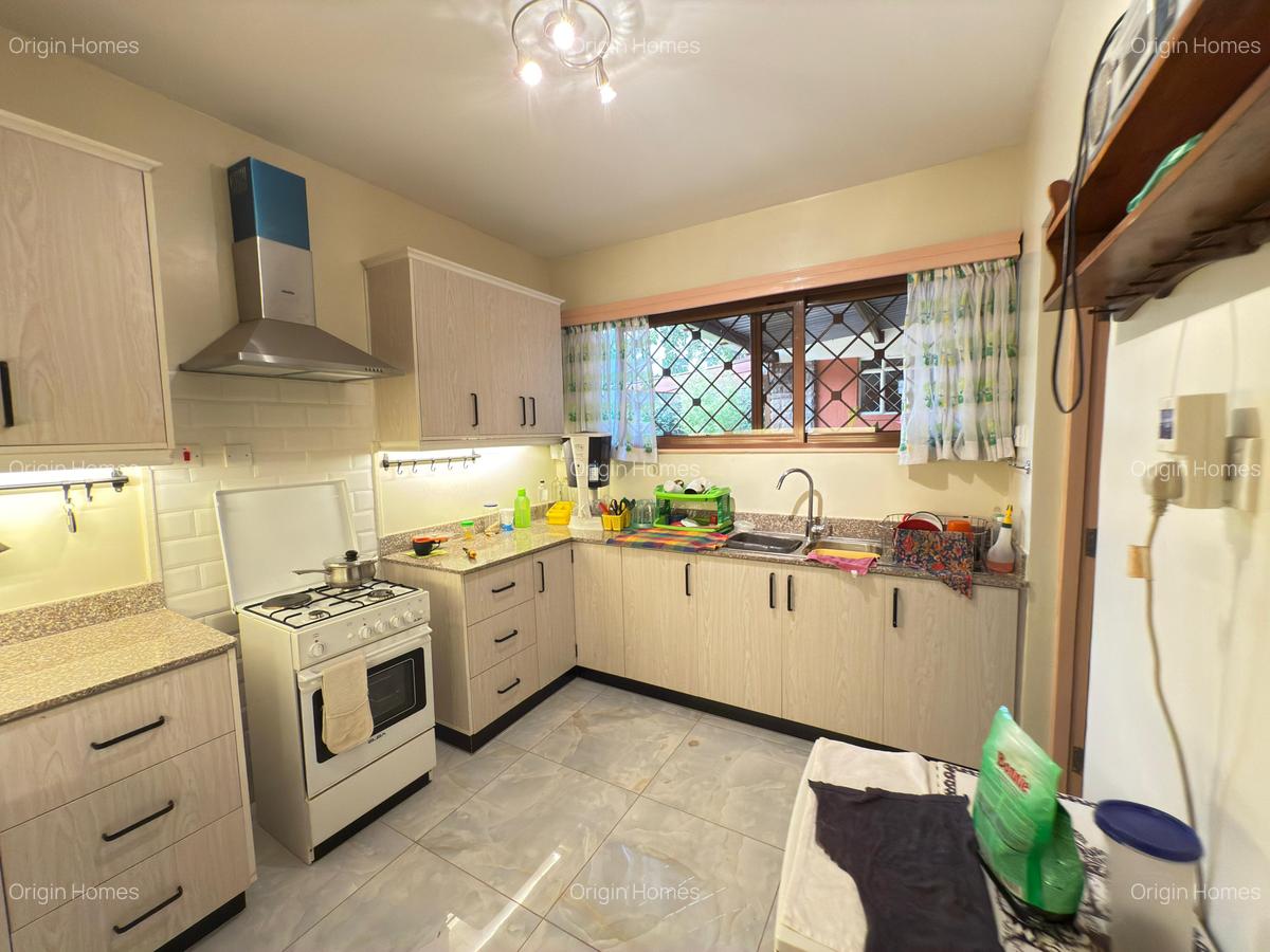 4 Bed House with En Suite in Lavington - 8