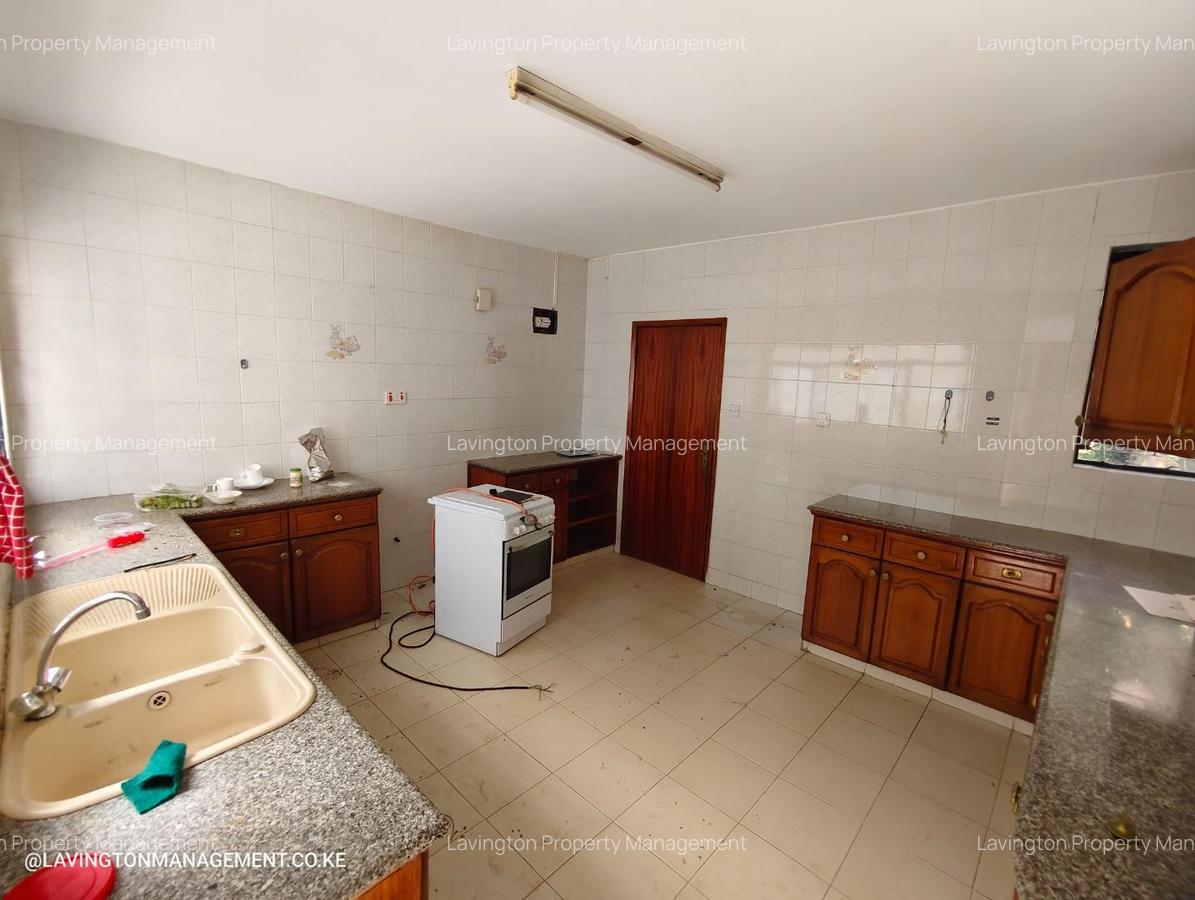 4 Bed Townhouse with En Suite at Valley Arcade - 7