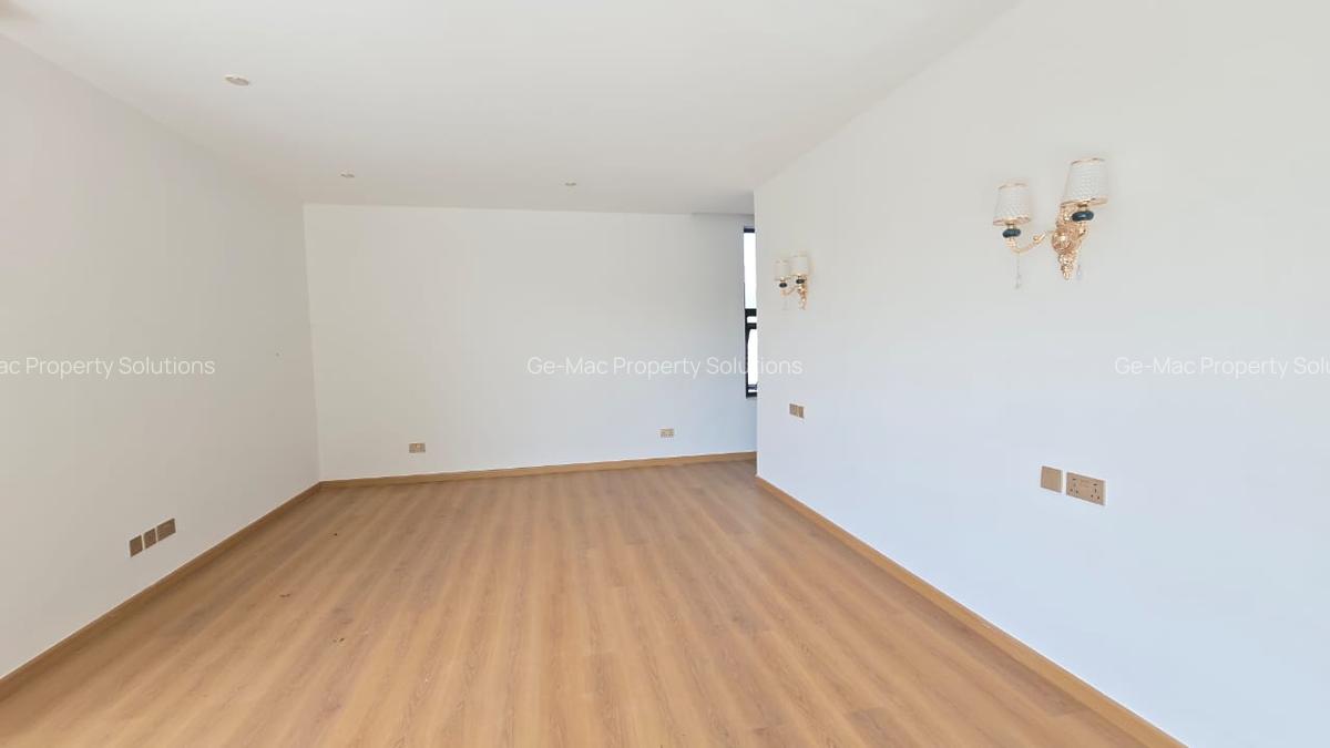 5 Bed House with En Suite in Lavington - 4