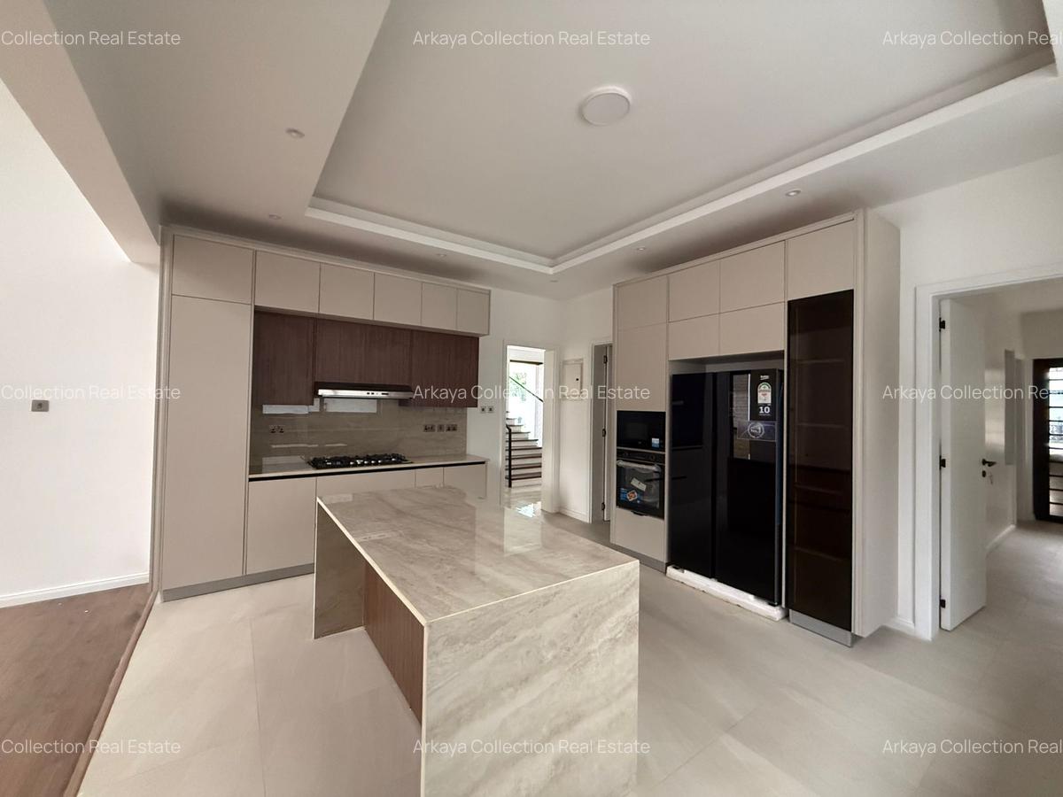 5 Bed Townhouse with En Suite in Lavington - 3