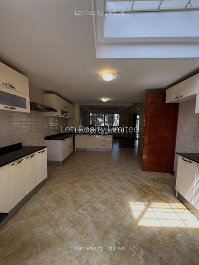 5 Bed Townhouse with En Suite in Lavington - 6