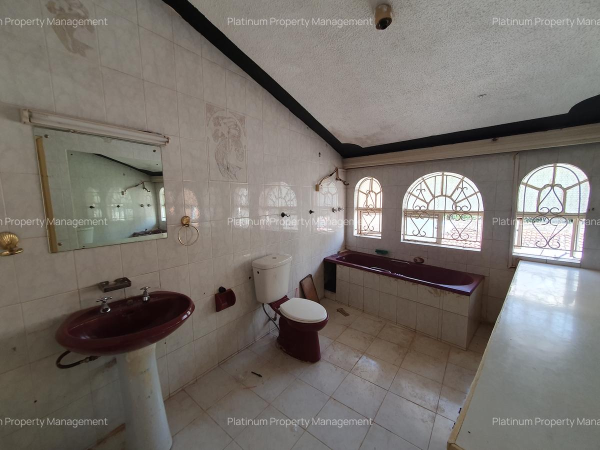 4 Bed House with En Suite at 2Nd Parklands Avenue - 17