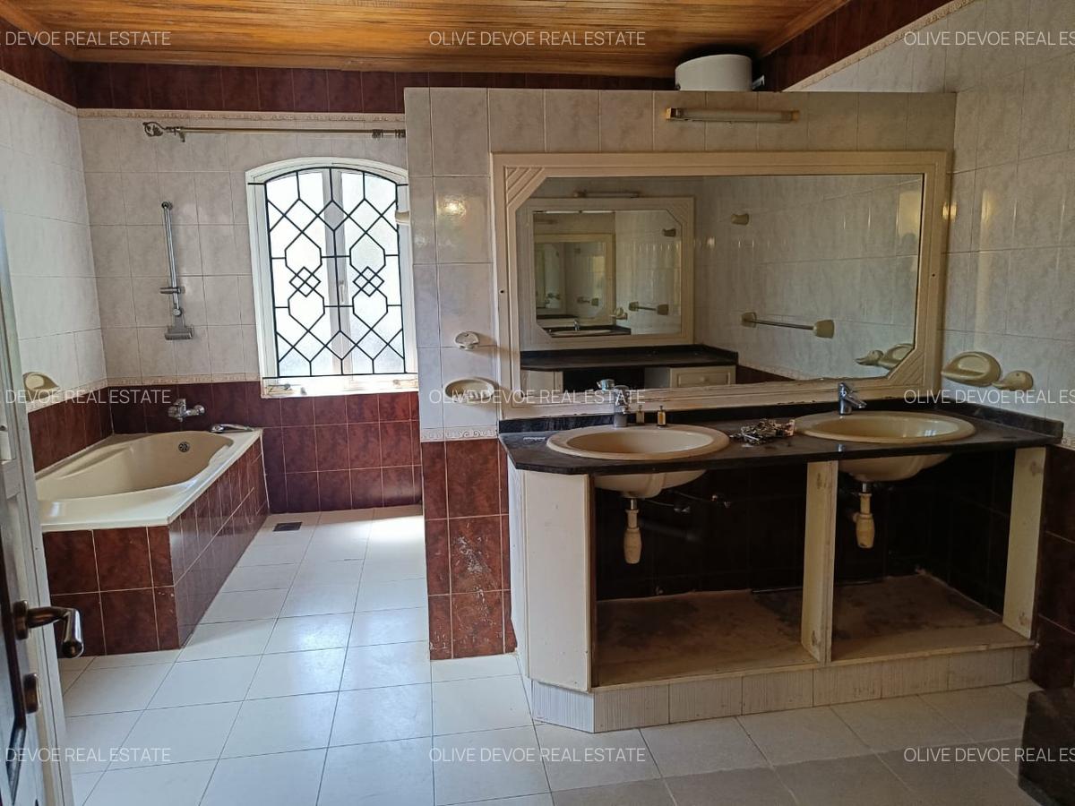 4 Bed House with En Suite in Hill View - 10